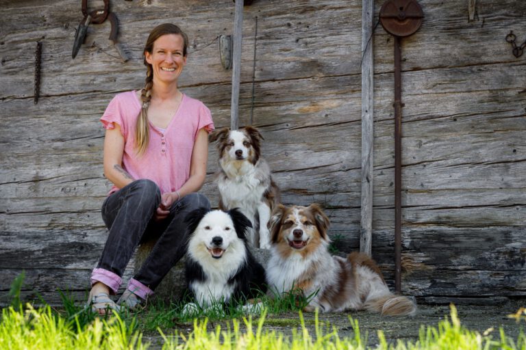 Dr. Janey May mit ihren drei Hunden