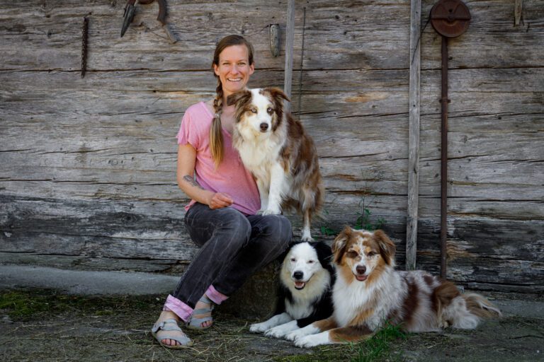 Dr. Janey May mit ihren drei Hunden