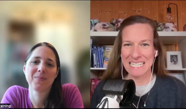 Dr. Janey May und Mag. Dr. Iris Aicher nebeneinander im Podcast Gespräch